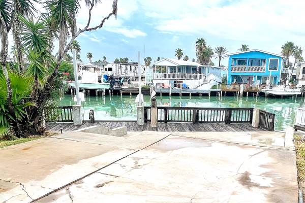Photo Seasonal Waterfront RV spot in resort - Long Island Village $1,200
