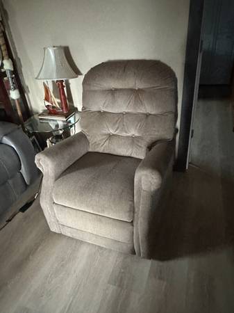 Photo Lift recliner chair $100