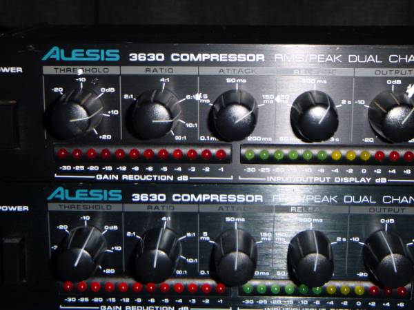 Photo Alesis 3630 Dual-Channel Compressor  Limiter with Gate WITH ORIGINAL $125