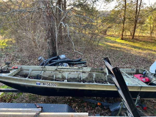 Photo Flat bottom boat with trailer, 6 hp motor and trolling motor with trai - $2,300 (Franklin)