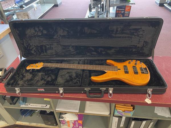 Photo New Yamaha TRBX604FM Bass 4 String $500