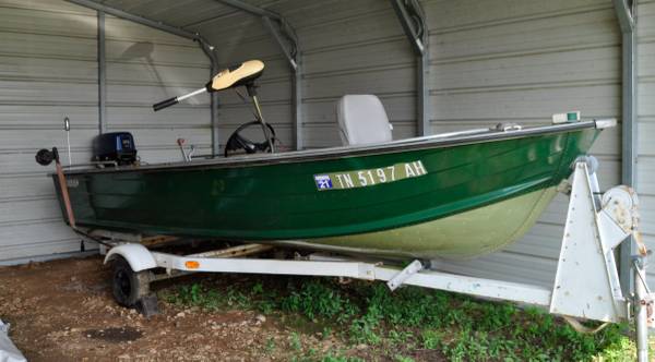 Photo Nice fishing boat with trailer, runs great $2,600