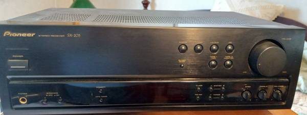 Photo Pioneer SX-205 AMFM Stereo Receiver $50