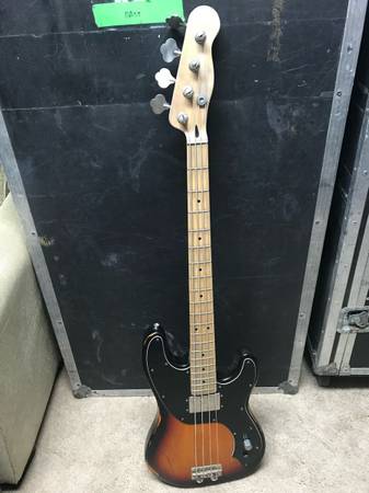 Photo Squier Vintage Modified P Bass $300