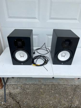 Photo Two Yamaha HS 80 M speakers $100