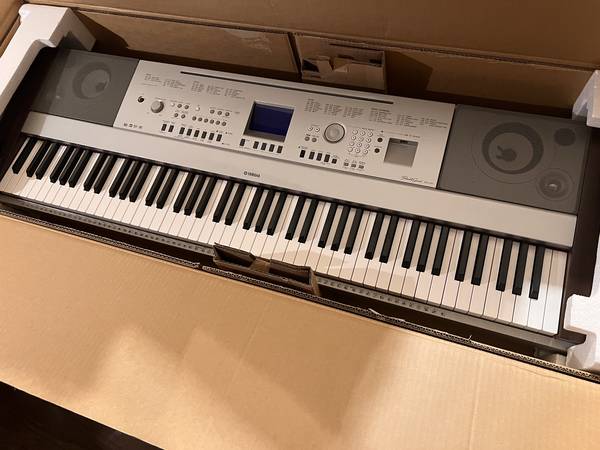 Photo Yamaha DGX-640 Digital Piano Keyboard- Weighted Action 88 Keys $300