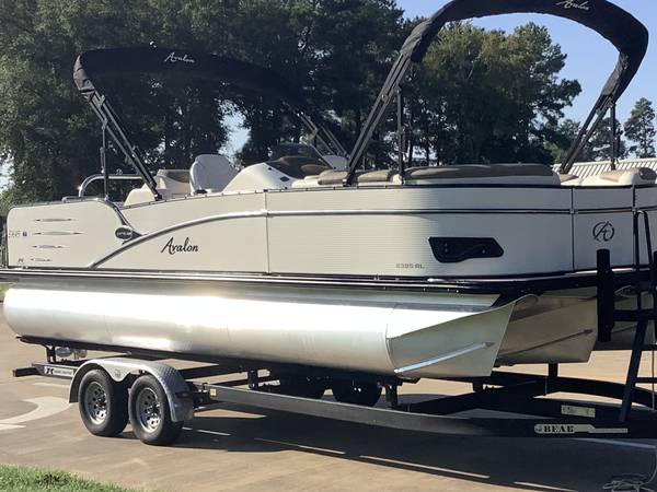 Photo 2019 AVALON CATALINA TRITOON WITH only 27 ORIGINAL HOURS $48,999