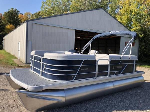 Photo TraiLer InCluded 2020 godfrey pontoon boats - $25,400 (mobile)