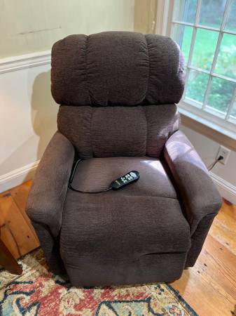Photo Golden Technologies MaxiComforter Lift Chair $300
