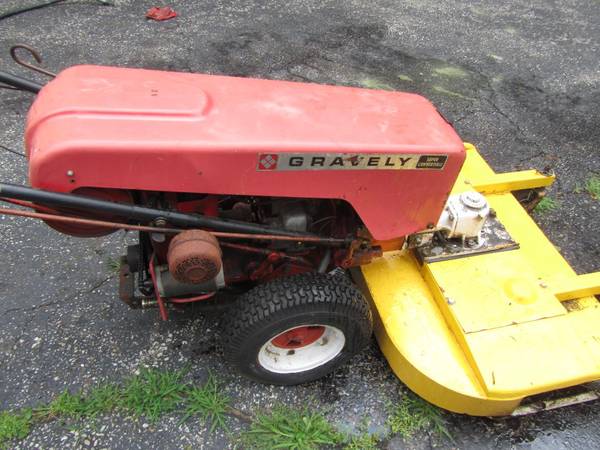 Photo Gravely Tractor w40 Comml Mower and 48 Snow Plow $775