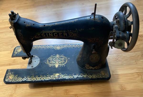 Photo Vintage SINGER Model 15 Sewing Machine - Non-working  FOR PARTS or REPAIR $50 $50