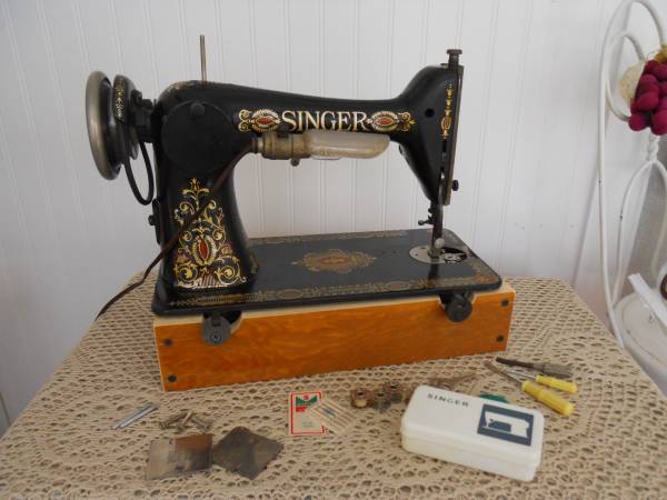 Photo Vintage Singer Sewing Machine $150