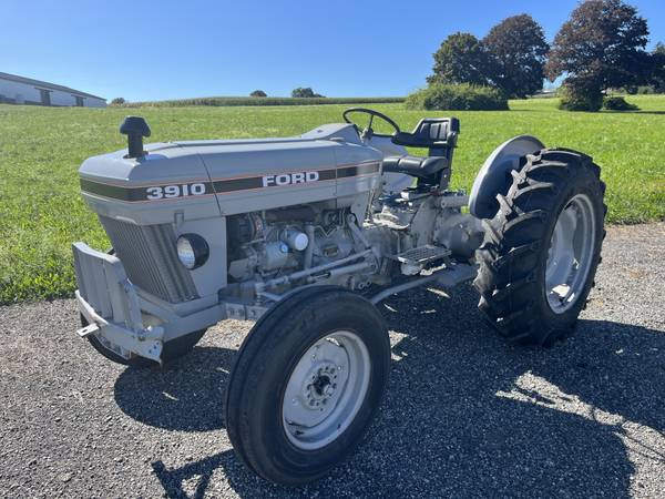 Photo 1989 Ford 3910 Tractor $8,500