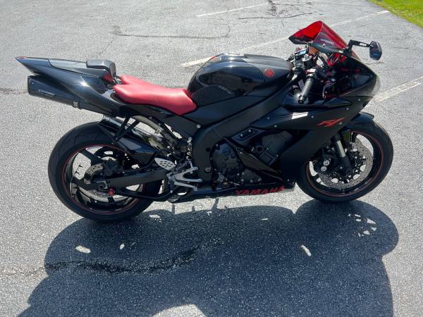 Photo 2005 Yamaha R1 1000 cc sport bike, Loaded with extras very clean, runs great cl $5,499