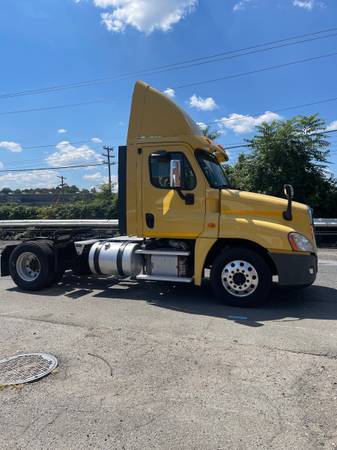Photo 2013 FREIGHTLINER CASCADIA DIESEL DAY CAB TRACTOR TRAILER SEMI TRUCK $13,950