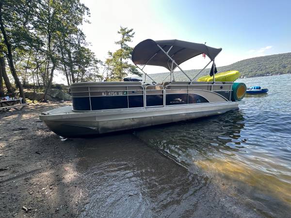 Photo 2015 23 ft Bennington Pontoon Boat $28,500