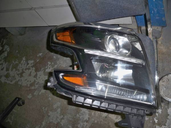 Photo 2018 CHEVY TAHOE H.I.D HEADLIGHT RIGHT SIDE $400