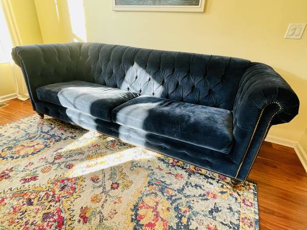 Photo Beautiful Navy Blue colored couch $500