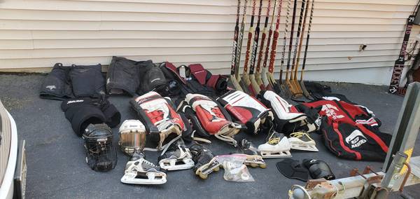 Photo Complete Sets of Ice Hockey Goalie Equipment - Pads, Gloves, Block