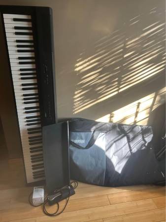 Photo Yamaha 88 Key Keyboard Piano with all accessories $850