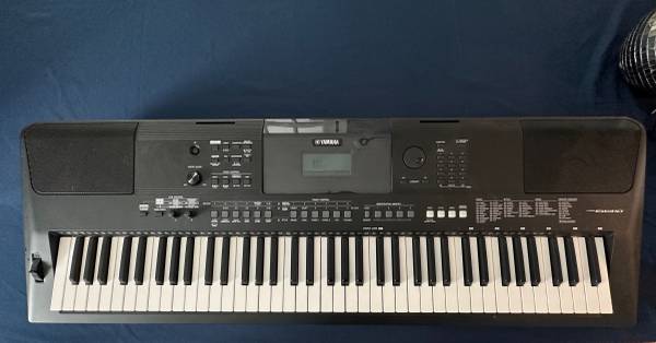 Photo Yamaha PSR-EW410 76-Key Portable Keyboard $350