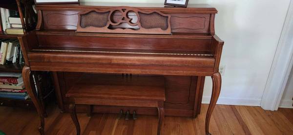 Photo Yamaha Piano M 405 with Bench $1,950