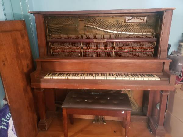 Photo antique macey and k piano $200
