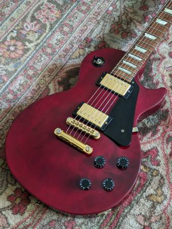 Photo 2005 Gibson Les Paul Studio Wine Red with gold hardware $1,175