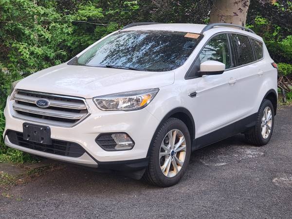 Photo 2015 Ford escape 4cylinder LOW MILES Pearl white color SE Cam $8,290