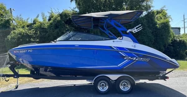 Photo 2019 Yamaha 242X E Series Jet Boat Sport Boat runabout wake boat CLEAN Low Hours $58,000