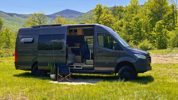 Photo 2022 Mercedes Sprinter 2500 4x4 170 WB Chassis, Sleeps and seats 4 $149,000