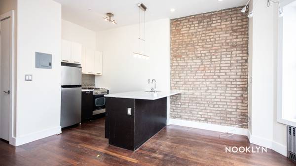 Photo 2.5 bed 1.5 bath duplex in prime Crown Heights near Franklin Ave and j $3,500