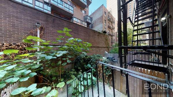 2 BEDROOM_UPPER EAST SIDE-PRIVATE GARDEN-HHW Included - Laundry on si $4,200