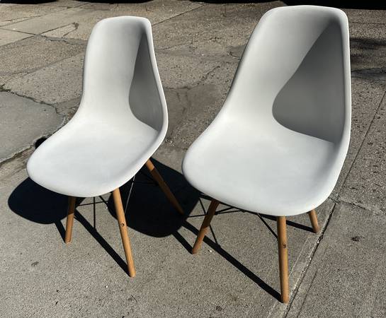 Photo 2 Mid-Century-Style molded chairs $30