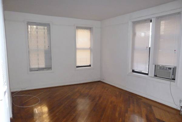 Photo 41ST STREET AND 47TH AVE, AMAING STUDIO AVAILABALE NEAR TRAINS $1,700