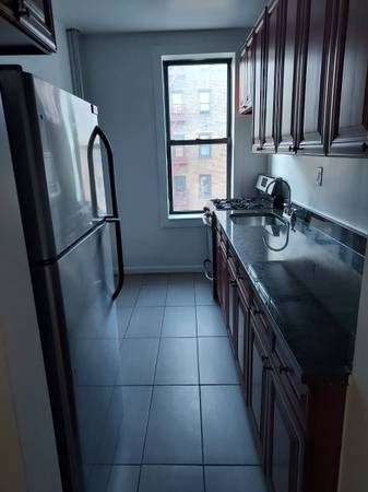 Photo 68TH STREET AND NORTHERN BLVD NEAR M R TRAIN AND 30MIN TO N Y C $2,300