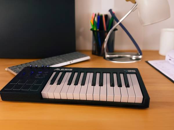 Photo Alesis V25 USB MIDI Keyboard Controller $100