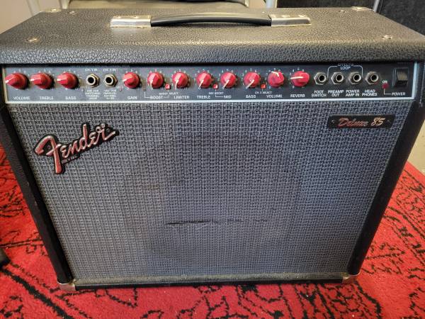 Photo Fender Deluxe 85 Amp - Needs repair $100