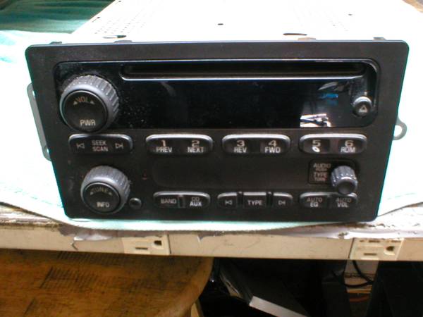 Photo G.M. CAR RADIO WITH BUILT-IN-CD PLAYER AS-IS NOT TESTED
