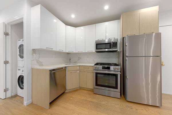 Photo Lovely Renovated 2 BED 1 BATH  with WASHER DRYER $2,450