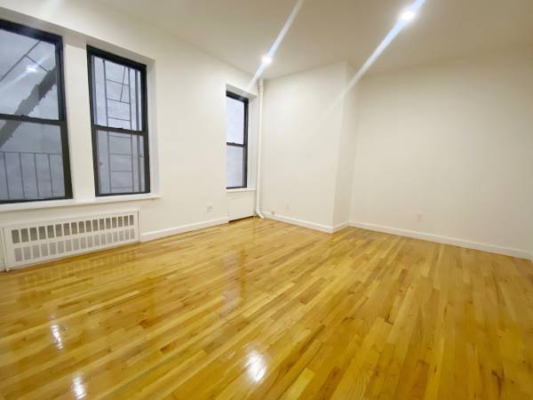 Photo MASSIVE STUDIO IN THE UPPER EAST SIDE FOR AN AMAZING PRICE WONT LAST $2,500