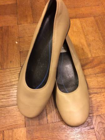 Photo NEW - 9.5 W WOMENS ROCKPORTS - Taupe Simple Flats $20