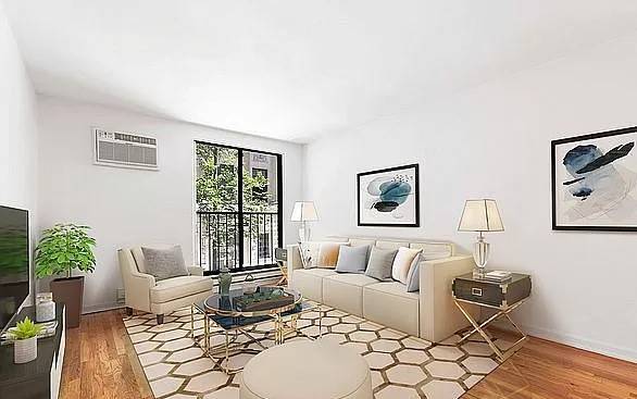 Photo One bedroom with hardwood floors (New York)