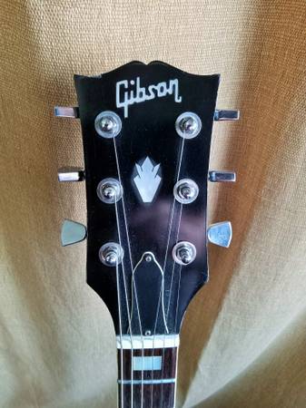 Photo SALETRADE Vintage 1982 Gibson SG with T-Top Pickups and HSC $2,499