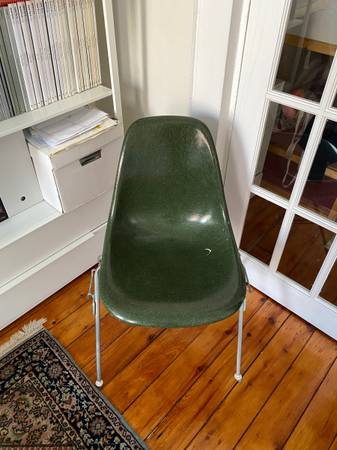 Photo VINTAGE GREEN FIBERGLASS SHELL CHAIR by EAMES for HERMAN MILLER $400