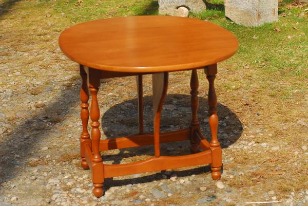 Photo VINTAGE HEYWOOD WAKEFIELD HARD ROCK MAPLE BUTTER FLY SIDE TABLE $175