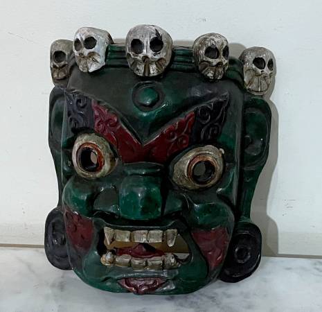 Photo VINTAGE NEPAL PAINTED WOOD MASK OF A MONSTER WITH 5 SKULLS ON HEAD $95
