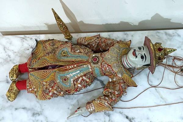Photo VINTAGE THAI PUPPET HOLDING SWORD WITH BEAUTIFUL DRESS  PAINTED HEAD $80