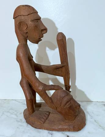Photo VINTAGE WOOD STATUE OF A WARRIOR HOLDING A HEAD  STAFF FROM INDONESIA $95