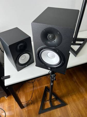 Photo Yamaha HS7 studio monitors and On-Stage floor stands $450